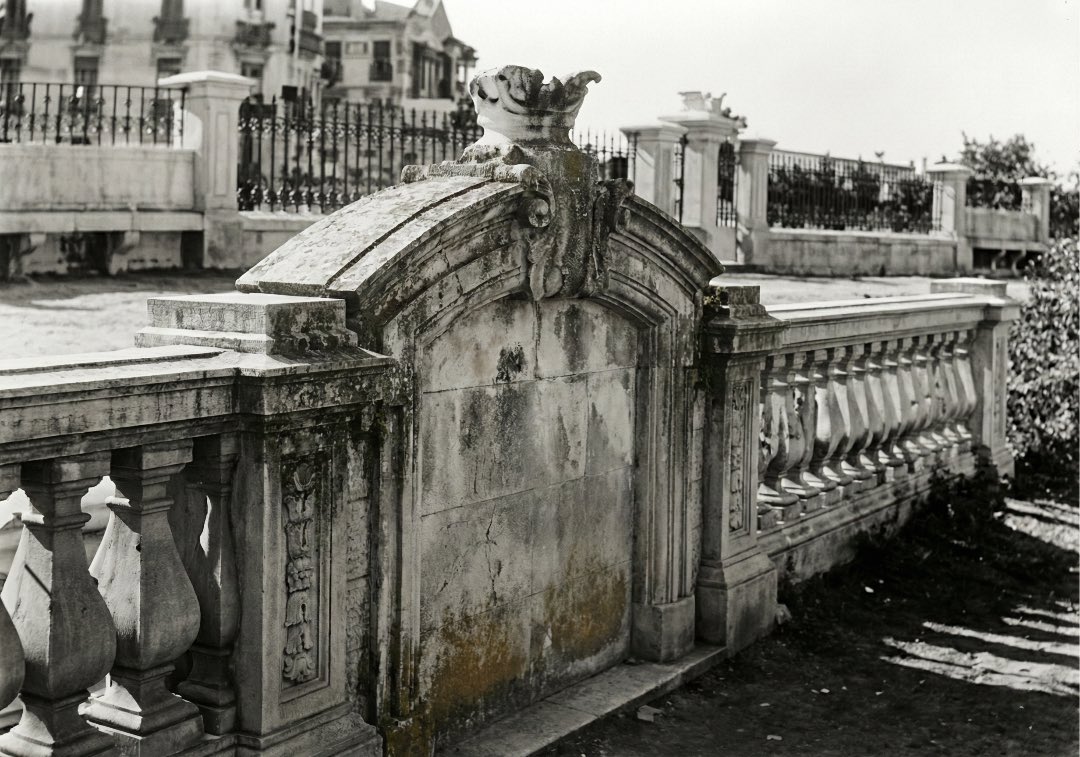 La antigua balaustrada (más bonita) sobre el río a su paso por Teniente Flomesta, construida en 1929, fue demolida para dar paso a la actual de 1962. Durante unos años, ambas estructuras convivieron, estando cada una situada en los cauces que tenía el río en aquel entonces.