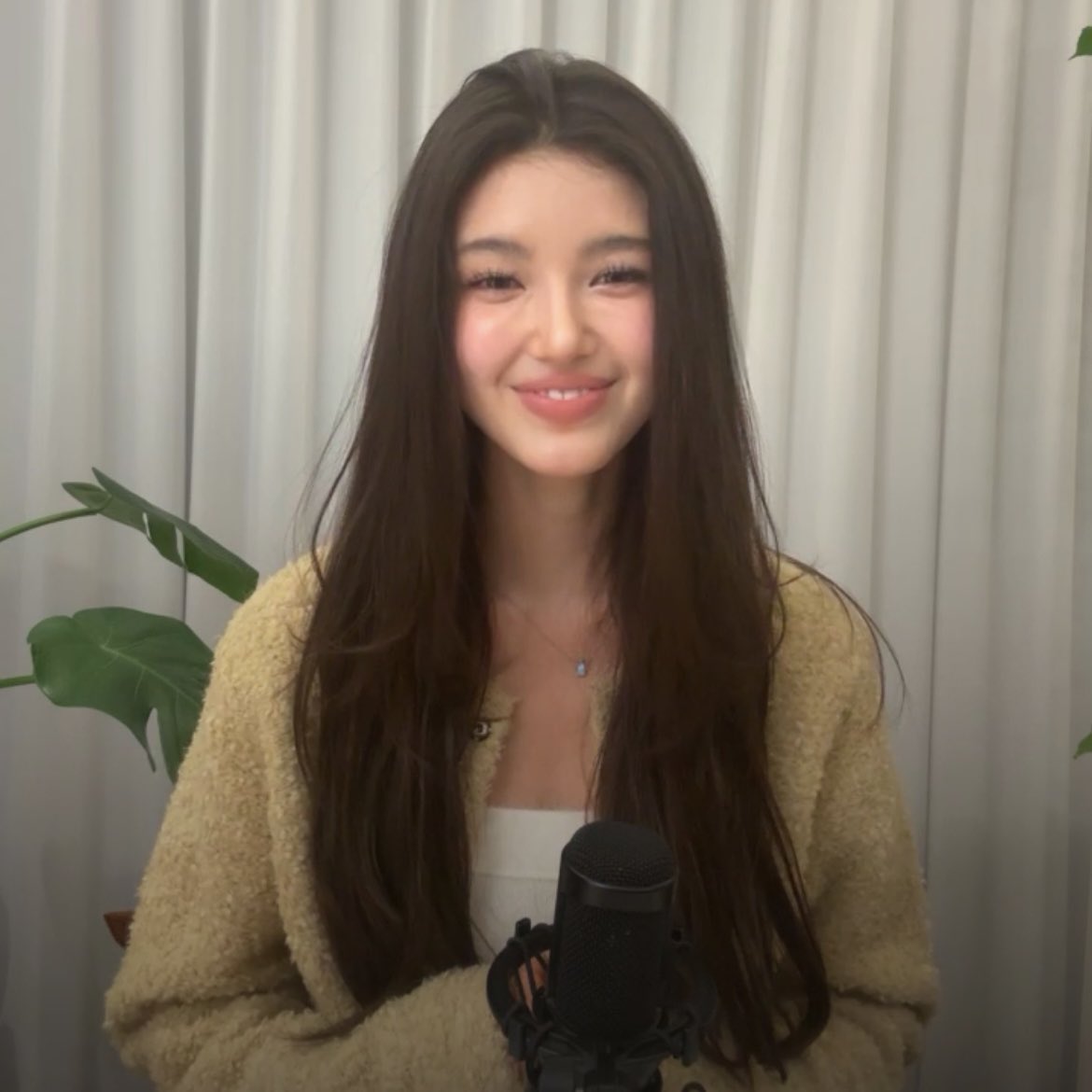 📰 | Confira a tradução completa da live realizada hoje, às 7h, pela #DANIELLE em seu canal no YouTube e conta pessoal no Instagram. (<a href="/dazzibelle/">nana ⁵</a>)

Olá, Bunnies! Oi! Por que eu já estou chorando? O momento em que eu cumprimento vocês assim parece um pouco estranho e um pouco