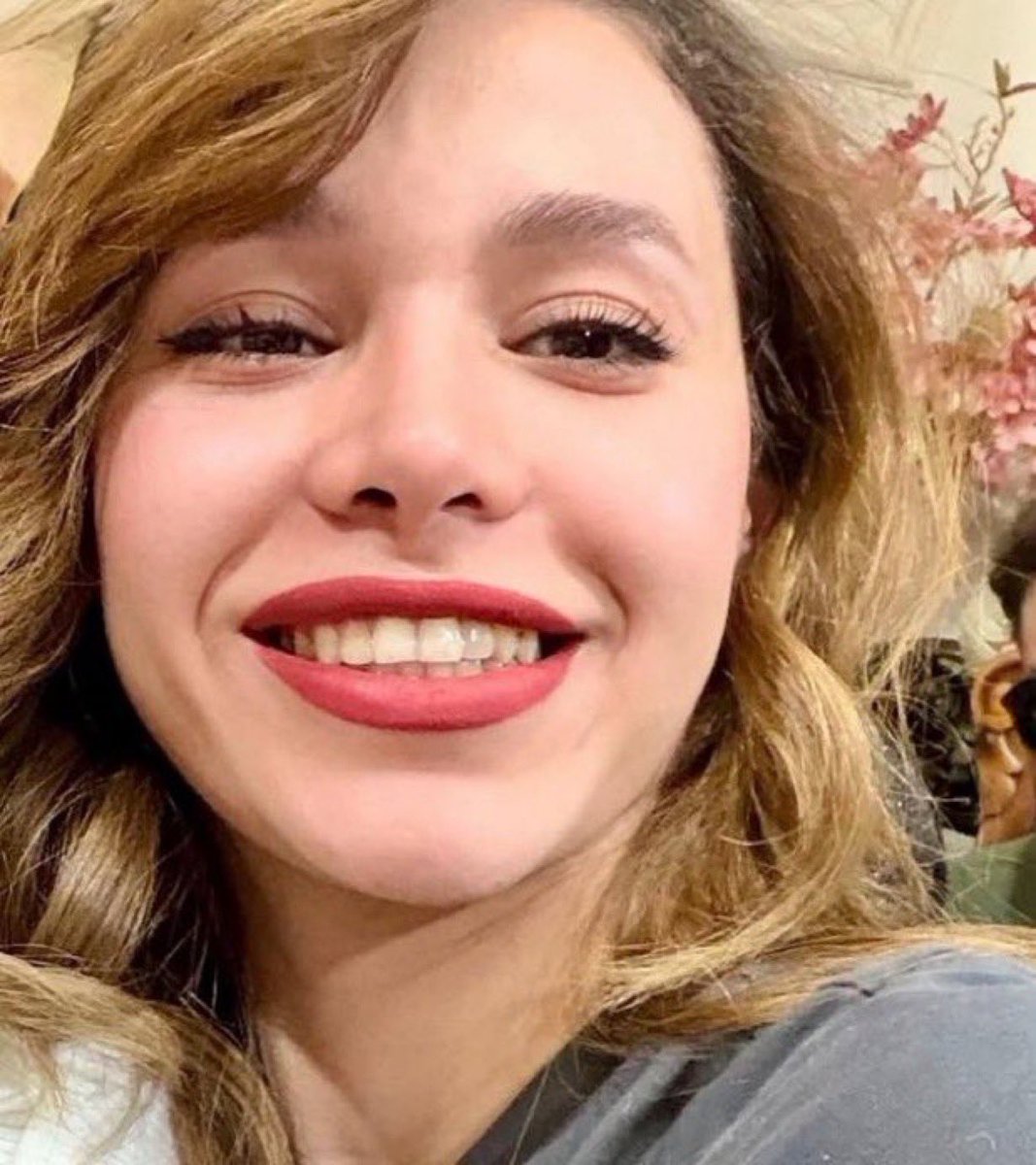 🔴24 yaşındaki üniversite öğrencisi Robina Aminian’ın, Tahran’da sokak protestolarına katıldığı sırada rejim güvenlik güçleri tarafından vurularak öldürüldüğü bildirildi.