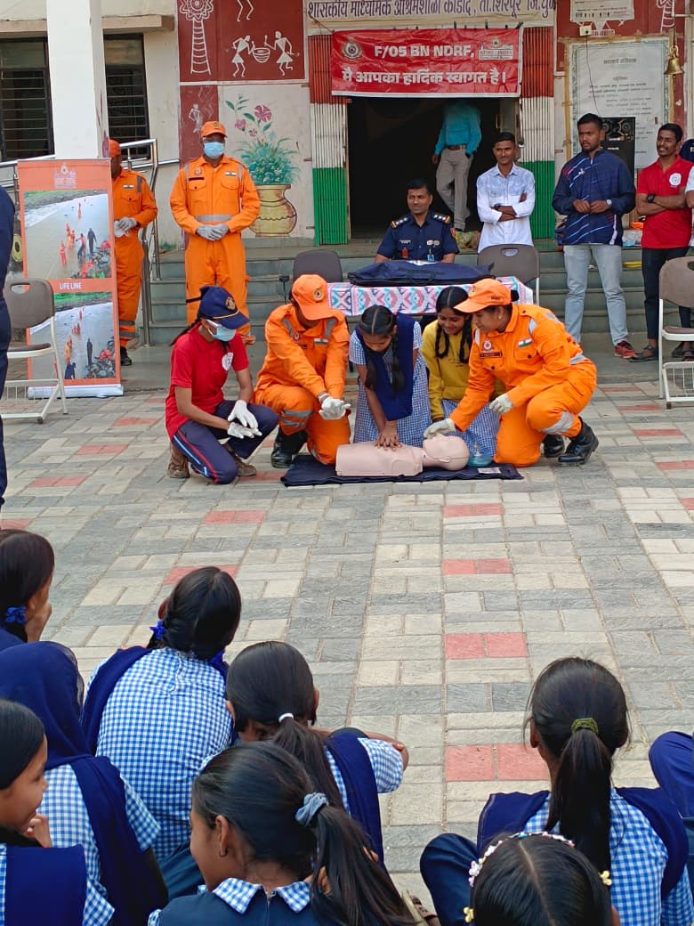 05NDRF's tweet image. 📍Team-5 NDRF conducted a Familiarization Exercise-cum-SSP  Programme at 🏫 Government Secondary Ashram Shala Kodid, 
📍 Shirpur Distt-Dhule (MH)
Empowering young minds through education, discipline, and values—building a stronger future for tribal communities. 🌱📚
#Empowering
