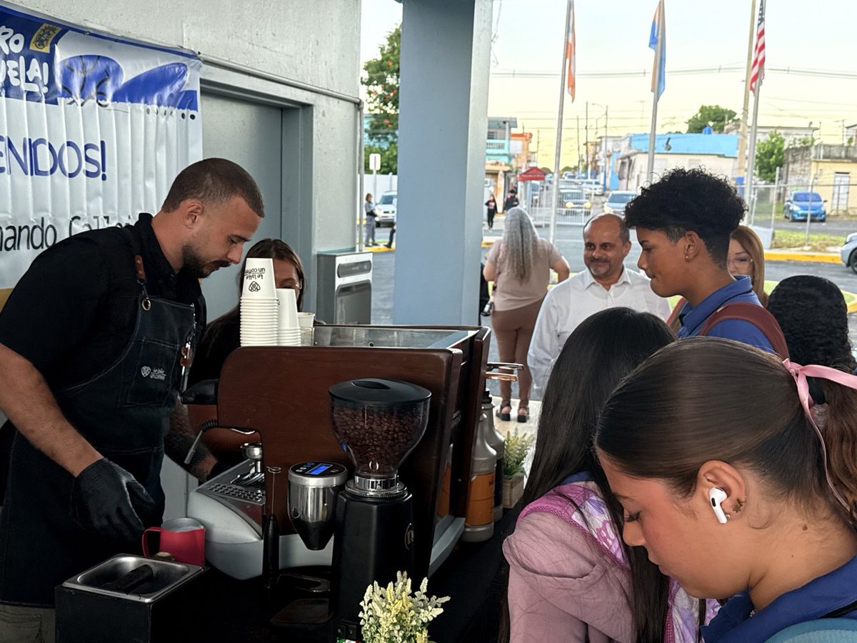 ATIDTOP's tweet image. El director ejecutivo de la Autoridad de Transporte Integrado, Josué Menéndez Agosto, dio la bienvenida a la comunidad escolar de la Escuela Superior Fernán Callejo al inicio del semestre, como parte de una iniciativa de la ATI con café y compromiso educativo.