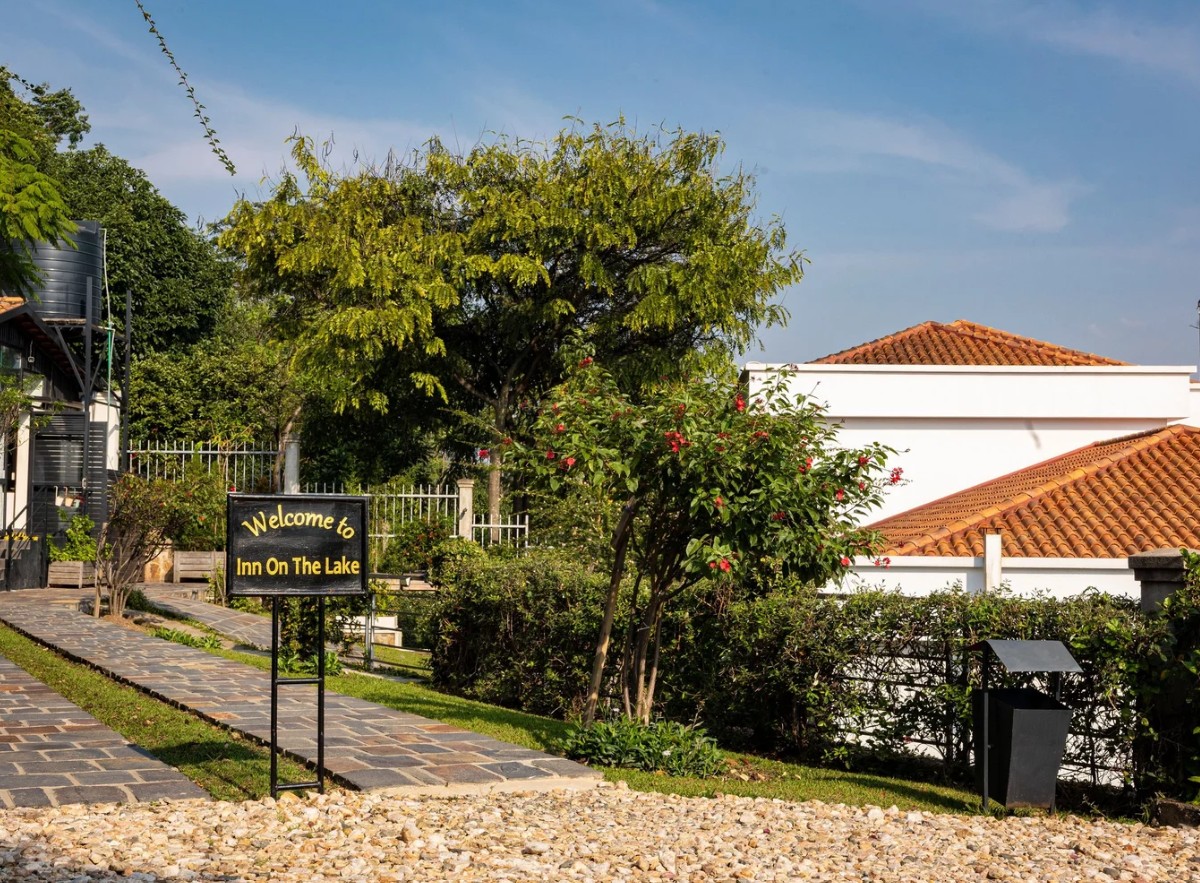 KarongiDistr's tweet image. Mu Murenge wa Bwishyura hari kandi INN ON THE LAKE, Hoteli ikikijwe n’ubusitani bubereye ijisho, uyirimo asa n'uri mu rugo mu buryo bwihariye binajyana na serivisi ahabwa. Hari n'amahumbezi aturuka mu kiyaga cya Kivu. Video: shorturl.at/v3t4H Wasura: shorturl.at/3sYaa