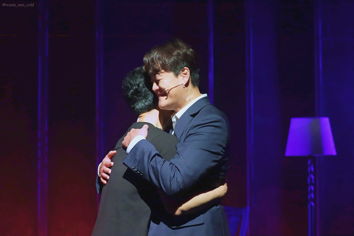 하 난 캐빈이 좋아..
남겨진 사람들에게 위로를 건내고싶다는 마음 하나로
무대도 대본도 깎고 다듬은게 보여서
좋아. .
누군가에겐 다소 허술하고 또는 부족하다 느껴질수있지만
괜찮지 않더라도 언젠가 꼭 괜찮아지길 바래요
라는 한줌의 간절한 진심은 분명 와닿는
극이라 생각해