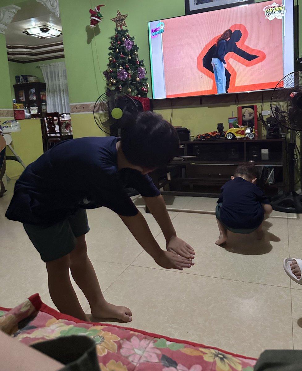 I forgot to post this.
Photo taken last December 31, 2025.
Habang nag aantay ng salubong for 2026, nanuod kami BINIversus.
Itong nephew ko, aliw na aliw sa challenge ni ssob 🤣