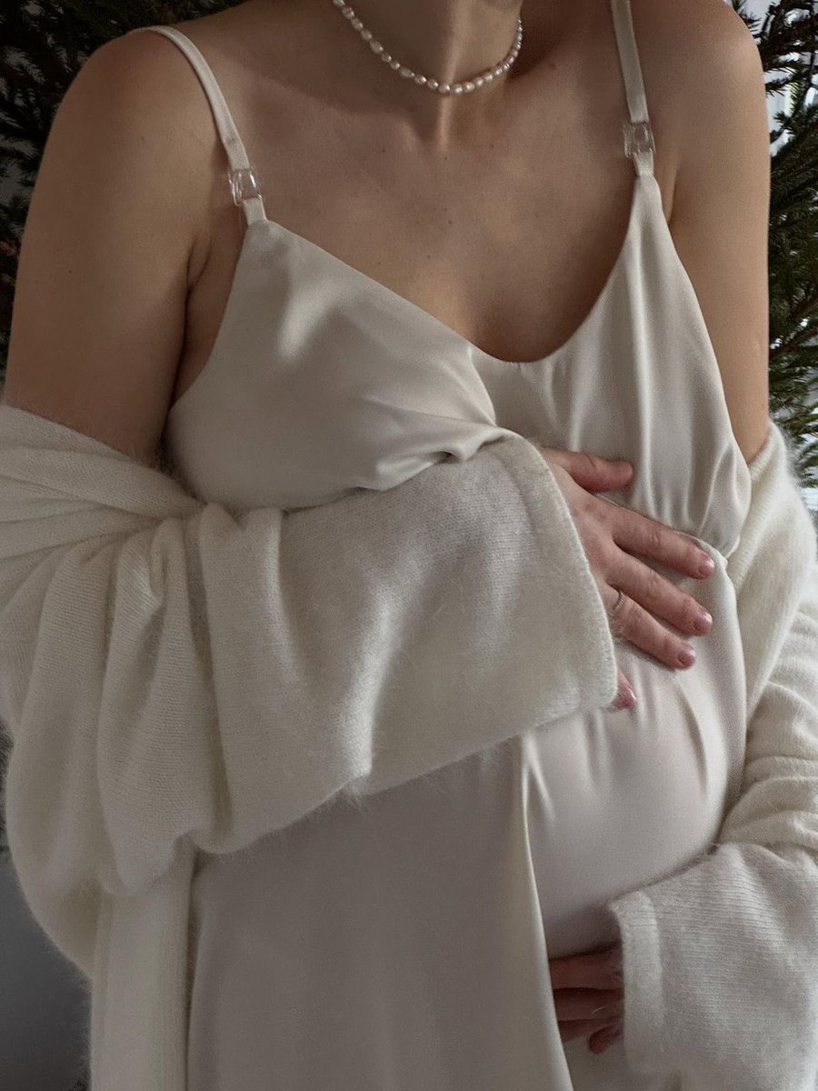 thegenesisbl0ck's tweet image. Advice for pregnant women is to skip the maternity clothing. It’s horrible, ugly and frumpy. And totally unnecessary. Invest in some flowy dresses, your usual size, that you can still wear afterwards. What you do need though, is breastfeeding clothing. This is what no one warns…