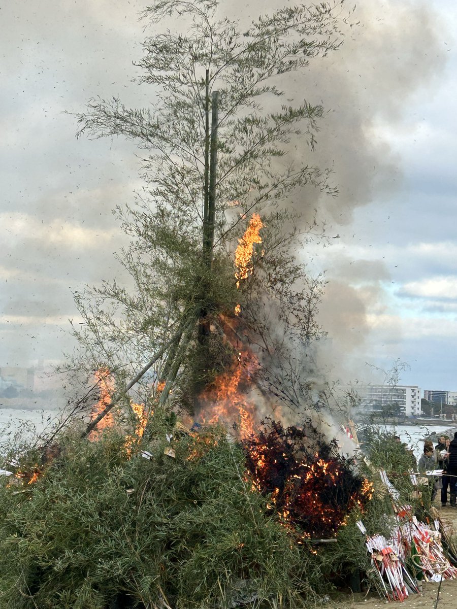 1117Run's tweet photo. 名島城址｡
名島海岸　どんど焼｡
今年の五穀豊穣と無病息災を祈願してお焚き上げをしました。 https://t.co/Qh16oXqdoQ