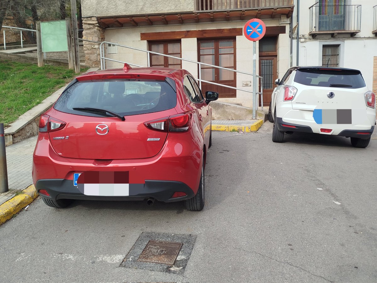 Els veins han aconseguit que posessin la senyal de prohibit aparcar.
Ara tocaria multar a qui no la respecta, oi?