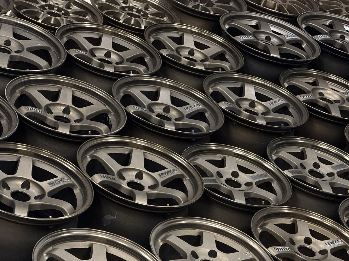 Yda1120's tweet image. 奇跡的に手持ちのRAYS鍛造ホイールが全部クルマから外れたので集合写真を撮ってみたよ
だいぶ頭の悪い写真が撮れた

斜めからズームしたらだいぶ気持ち悪い写真も撮れた

TE37が32本(うちブロンズ24本)
全部で48本(うちブロンズ32本)
かな
あまり増やしすぎないようにはしてる

#TE37
#TE37はいいぞ