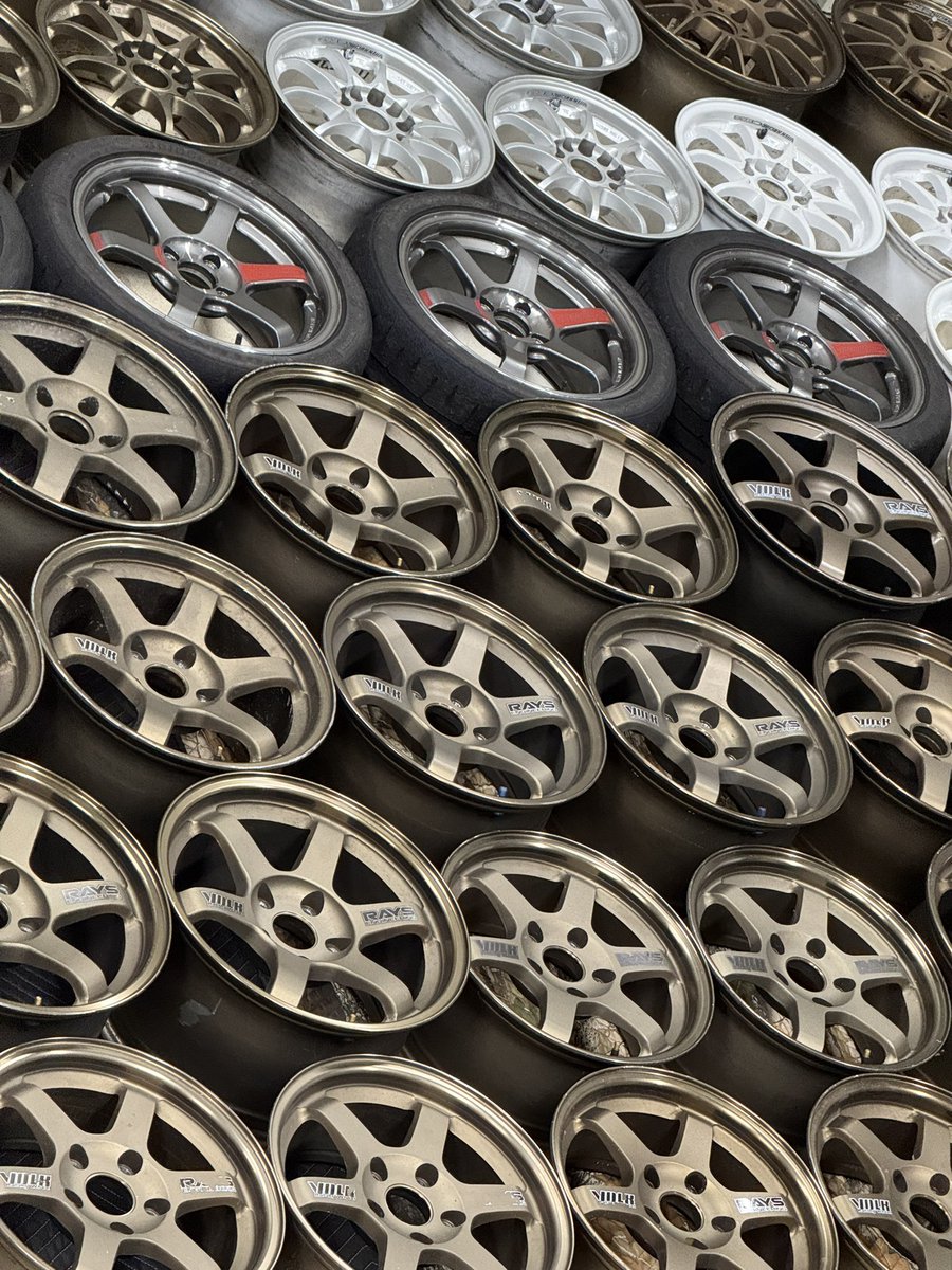 Yda1120's tweet image. 奇跡的に手持ちのRAYS鍛造ホイールが全部クルマから外れたので集合写真を撮ってみたよ
だいぶ頭の悪い写真が撮れた

斜めからズームしたらだいぶ気持ち悪い写真も撮れた

TE37が32本(うちブロンズ24本)
全部で48本(うちブロンズ32本)
かな
あまり増やしすぎないようにはしてる

#TE37
#TE37はいいぞ
