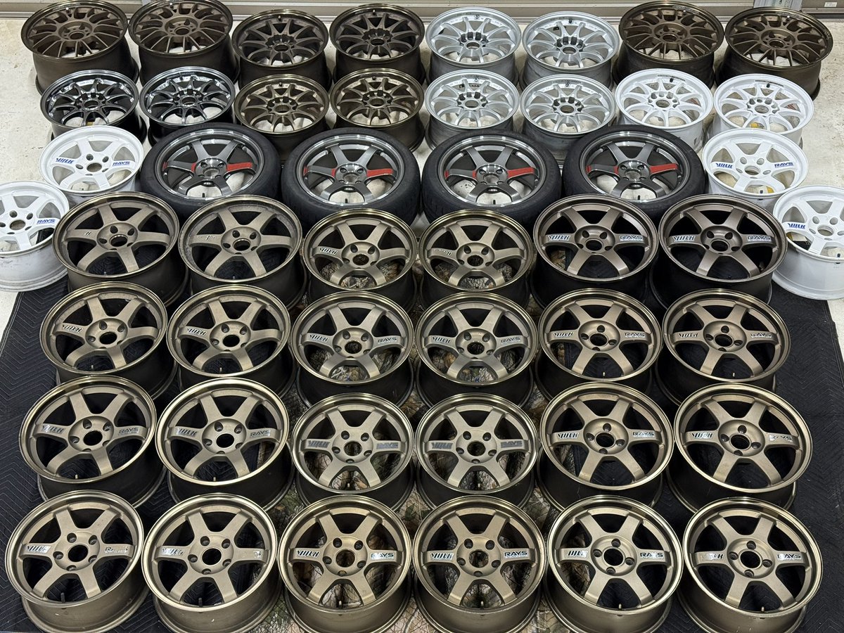 Yda1120's tweet image. 奇跡的に手持ちのRAYS鍛造ホイールが全部クルマから外れたので集合写真を撮ってみたよ
だいぶ頭の悪い写真が撮れた

斜めからズームしたらだいぶ気持ち悪い写真も撮れた

TE37が32本(うちブロンズ24本)
全部で48本(うちブロンズ32本)
かな
あまり増やしすぎないようにはしてる

#TE37
#TE37はいいぞ