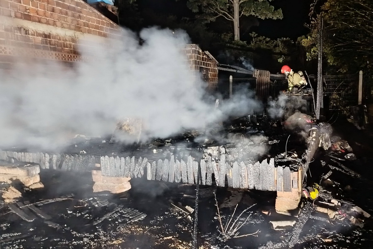 litoralmania's tweet photo. Incêndio atinge quatro casas em Rolante - https://t.co/8KzoZndJQF https://t.co/hNtc6gOPzS
