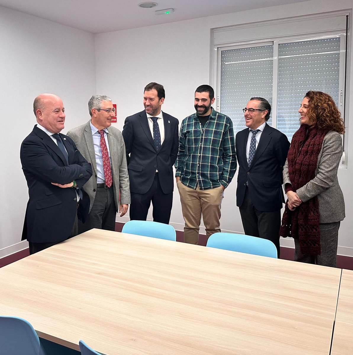 educacionmlg's tweet photo. Con motivo de la entrega de llaves al Centro de #Innovación #Autismo (#CITEA), el DT de @EducaAnd, @Miguel_Briones_, ha estado presente hoy en #Antequera. Al acto han acudido también el presidente de la @diputacionMLG, @Francissalado, y el alcalde del municipio, Manuel Barón. https://t.co/KLGGGGPOJg