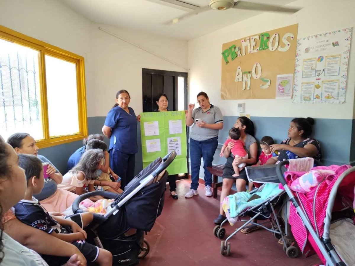 🦟💉 Prevenir también es informar

Personal de Enfermería y agentes sanitarios brindaron una charla a pacientes que aguardaban ser atendidos, destacando la importancia de la aplicación de la vacuna contra el dengue.