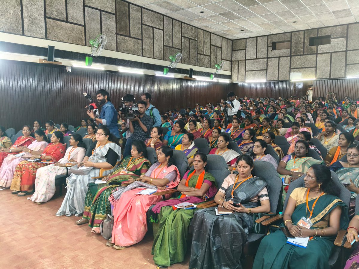 VanathiBJP's tweet photo. இன்று சென்னை கமலாயத்தில் பாஜக மாநில மகளிரணி சார்பில் வரவிருக்கும் தேர்தல் தொடர்பாக நடைபெற்ற பயிற்சி முகாமில் கலந்து கொண்டு பல்வேறு ஆலோசனைகளை வழங்கினேன்.

உடன் பாஜக தேசிய மகளிரணி செயற்குழு உறுப்பினர்களான  திருமதி @BajpaiUsha, திருமதி @DrPadmaOffice மற்றும் @TinaBentick , கர்நாடக மாநில முன்னாள் மகளிரணி தலைவர் திருமதி @GeethaVivekanan, பாஜக மாநில தலைவர் திருமதி @KavisriBjp