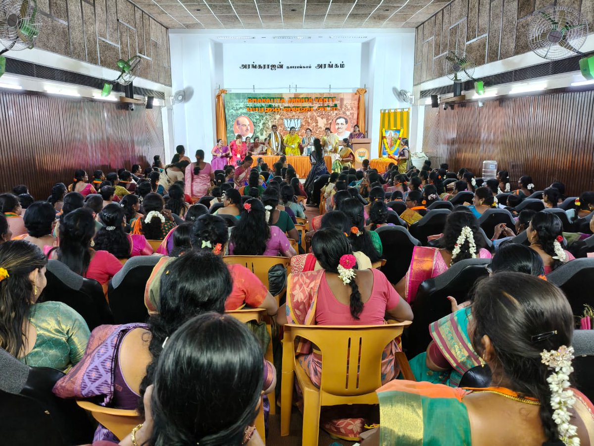 VanathiBJP's tweet photo. இன்று சென்னை கமலாயத்தில் பாஜக மாநில மகளிரணி சார்பில் வரவிருக்கும் தேர்தல் தொடர்பாக நடைபெற்ற பயிற்சி முகாமில் கலந்து கொண்டு பல்வேறு ஆலோசனைகளை வழங்கினேன்.

உடன் பாஜக தேசிய மகளிரணி செயற்குழு உறுப்பினர்களான  திருமதி @BajpaiUsha, திருமதி @DrPadmaOffice மற்றும் @TinaBentick , கர்நாடக மாநில முன்னாள் மகளிரணி தலைவர் திருமதி @GeethaVivekanan, பாஜக மாநில தலைவர் திருமதி @KavisriBjp