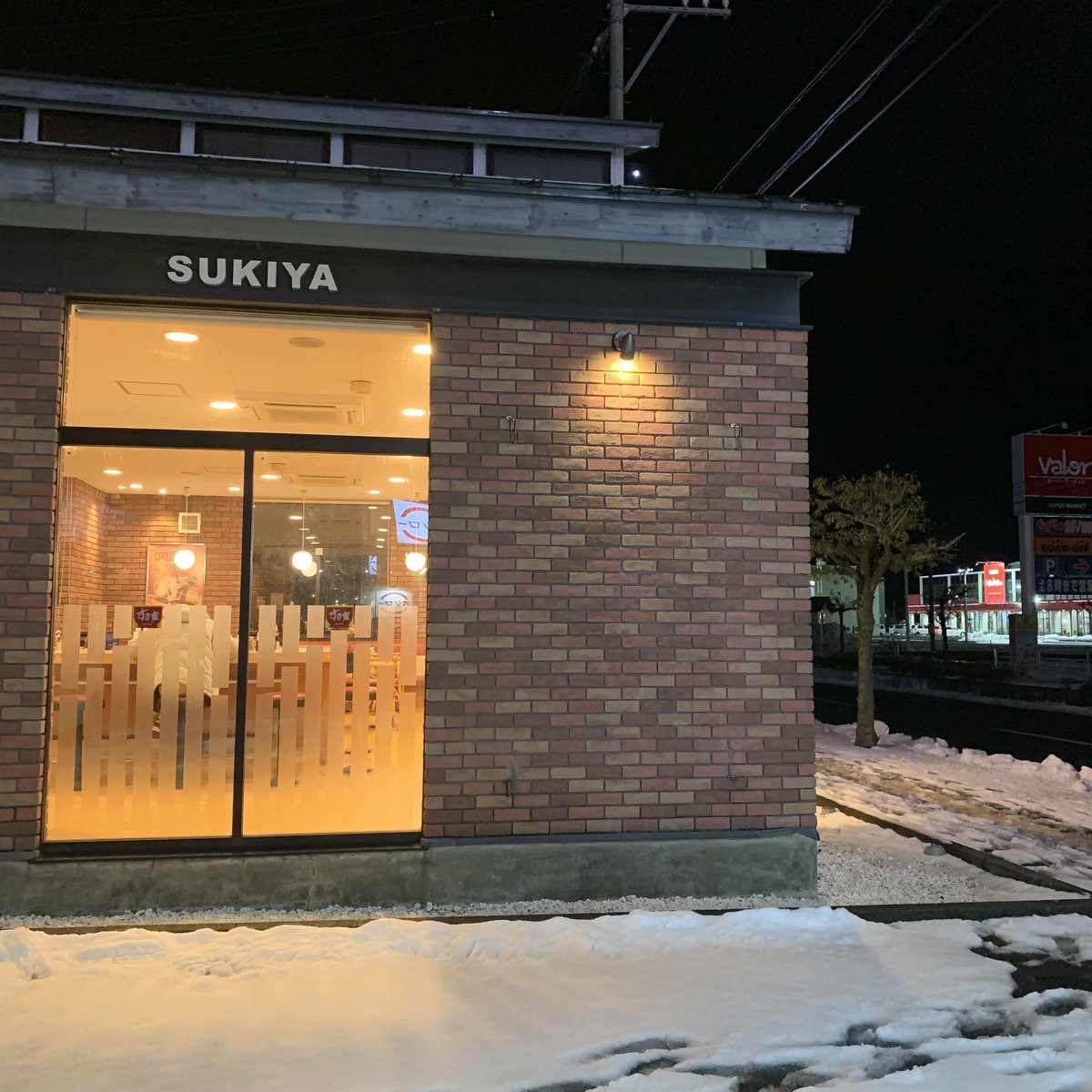 D_Dinner_Fukui's tweet photo. 仕事が終わったので敦賀市を脱出する前に腹ごしら���。シメはやっぱりすき家へ。敦賀木崎店。深夜料金もかからんし今のうちに。久しぶりにカレーで。さて、帰るかー
#すき家 #敦賀市 #仕事終わり https://t.co/sdIXfIdR4B