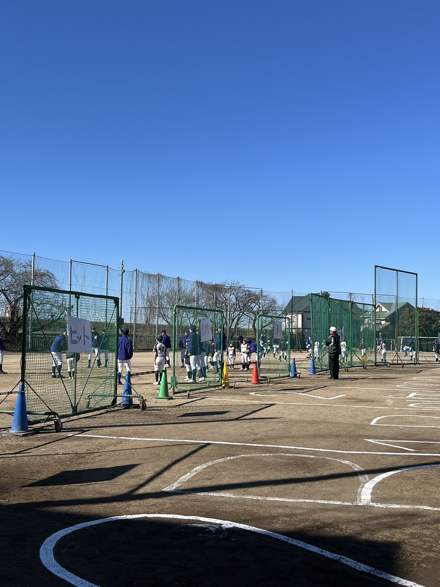 komae_baseball's tweet photo. 本日、狛江ロッキーズの方々と野球教室を行いました！

バッティングやピッチングの練習だけでなく、リアル野球盤などを行い楽しんでいただくことが出来ました🔥 https://t.co/OLEEr0ICzN