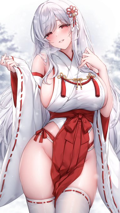 少し変わった巫女服姿のおねえさん⛩️ 