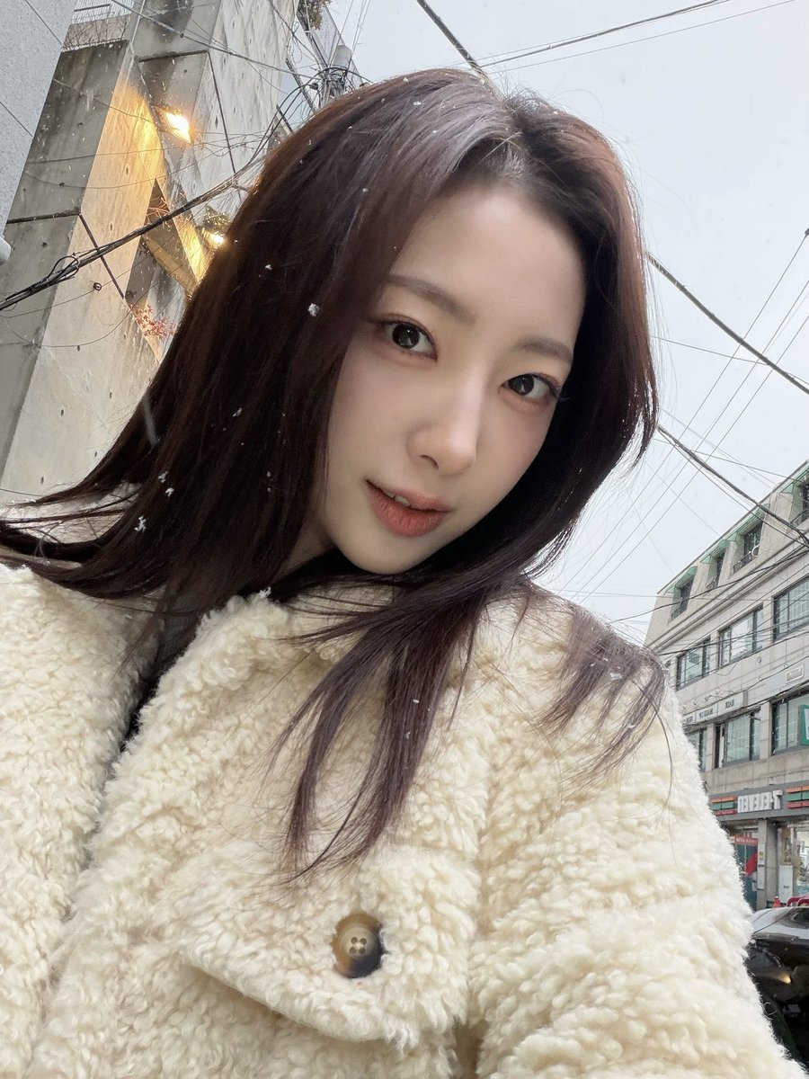 H1KEY_official's tweet photo. [🔮💗] 눈송이송이❄️
월요일도 고생많았어~~ 🤍

#H1KEY #하이키 #ハイキー
#RIINA #리이나 #リイナ 
#GORUN https://t.co/89eF3RF69y