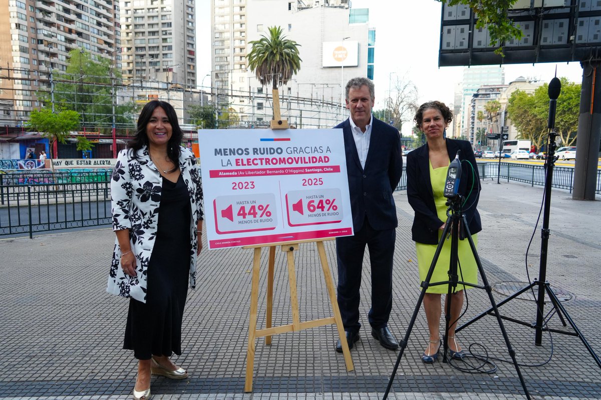 MTTChile's tweet image. La contaminación acústica bajó un 64% en el eje Alameda en 2025 ⚡️

El ministro Juan Carlos Muñoz, junto con la ministra @MMAChile Maisa Rojas y la directora de @DTPMet, Paola Tapia, informan del impacto positivo de los buses eléctricos en la reducción del ruido de Santiago