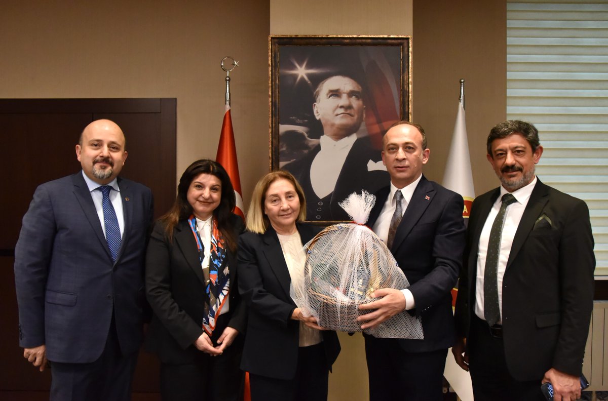 gso_kurumsal's tweet photo. Kilis Yardımlaşma ve Dayanışma Derneği Başkanı ve aynı zamanda GSO Meclis Üyemiz Hakan Çakıcı ve beraberindeki heyet, Odamızı ziyaret etti.

Ziyarette, yürütülen faaliyetler ve iş birliği konuları ile ilgili istişarelerde bulunuldu. https://t.co/ubyWFq5Zxl