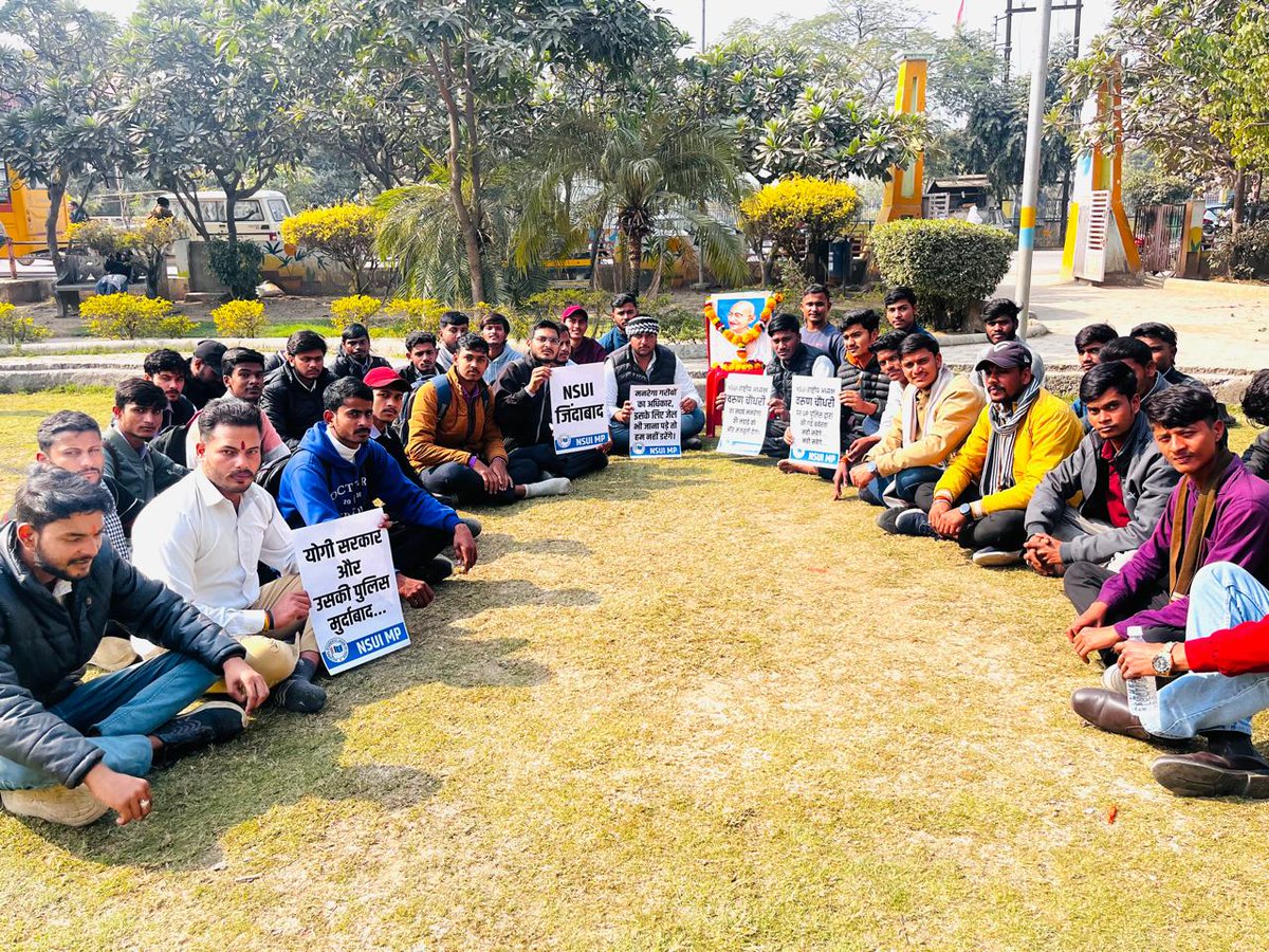 Up में मनरेगा को लेकर <a href="/nsui/">NSUI</a> अध्यक्ष श्री  <a href="/varunchoudhary2/">Varun Choudhary</a> जी शांतिपूर्ण तरीके से अपनी बात रखने जा रहे थे लेकिन सत्ता के दबाव में आकर UP पुलिस द्वारा उनके साथ लाठीचार्ज करते हुए गिरफ्तारी की गई जो पूर्णतःसंविधान के खिलाफ है उसी को लेकर NSUI REWA द्वारा शांतिपूर्ण धरना किया गया,
