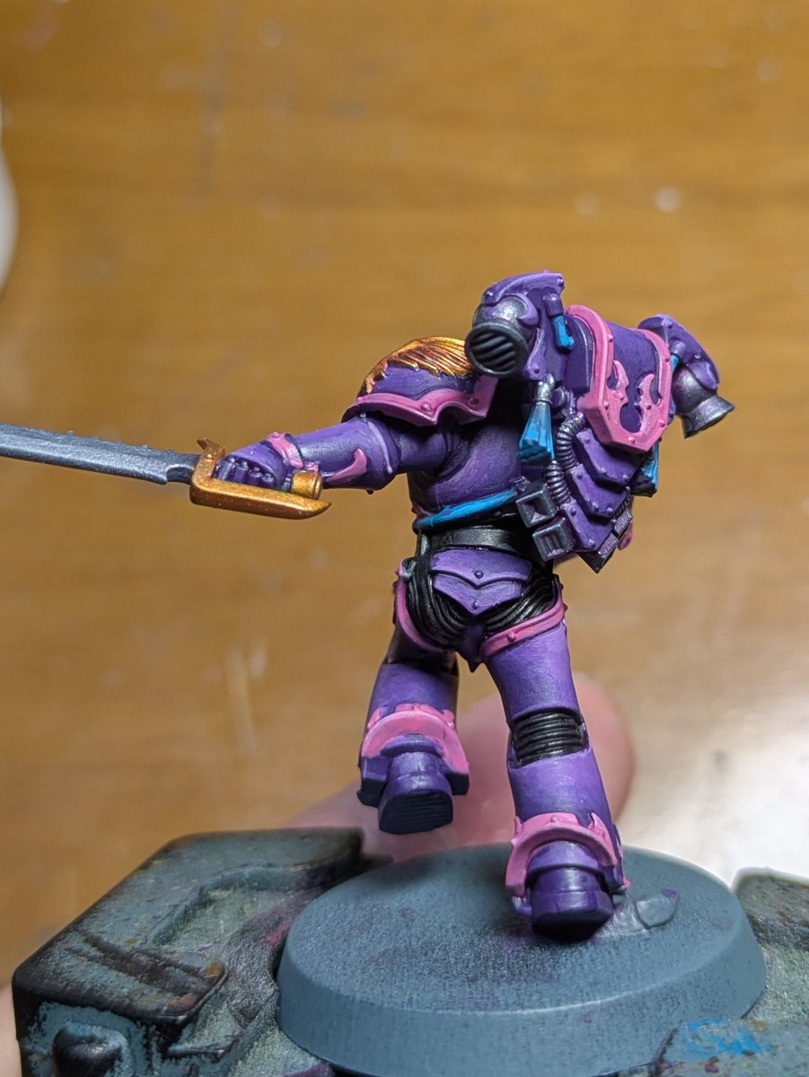 ニューイヤーアーミーはエンペラーズチルドレンにしました、やっぱこの造形好きなんだよなぁ
何体か塗ってようやく熟れてきた気がする