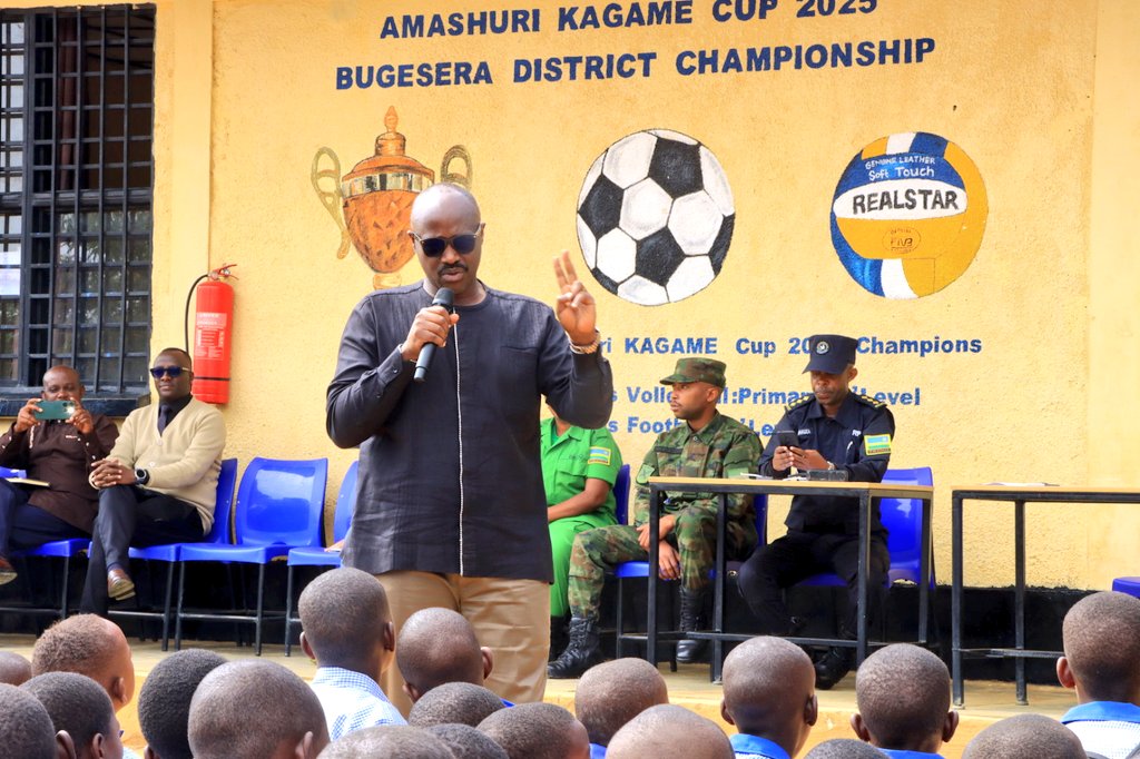 BugeseraDistr's tweet photo. Guverineri wa @RwandaEast, @PudenceR yavuze ko ubukangurambaga bwa #FresheriKuIshuri buje bushimangira gahunda y'#IsukuHose imaze iminsi ikorwa mu Ntara.
Yavuze kandi ko nk'ubuyobozi bakomeza gukurikirana iyi gahunda,asaba abarimu kwita ku isuku yo mu kigo, amafunguro y'abana,... https://t.co/XQhI2S1wvo