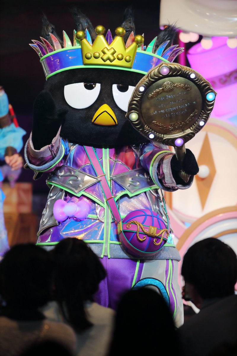 ohtaket's tweet photo. 2年半ぶりにパレードを見てきた。鏡のところを拡大してコントラストを上げれば "Look back upon your journey, and the secret treasure will be found" と書いてあるようだ。前作のカンペと比べると読みにくい文字をしている。 https://t.co/ZXlE6Wxd0J