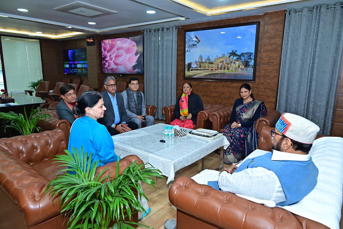 Hon. Minister of Higher Education, Uttar Pradesh government interacting with the officials of University of Lucknow today at the Vice Chancellor 's office