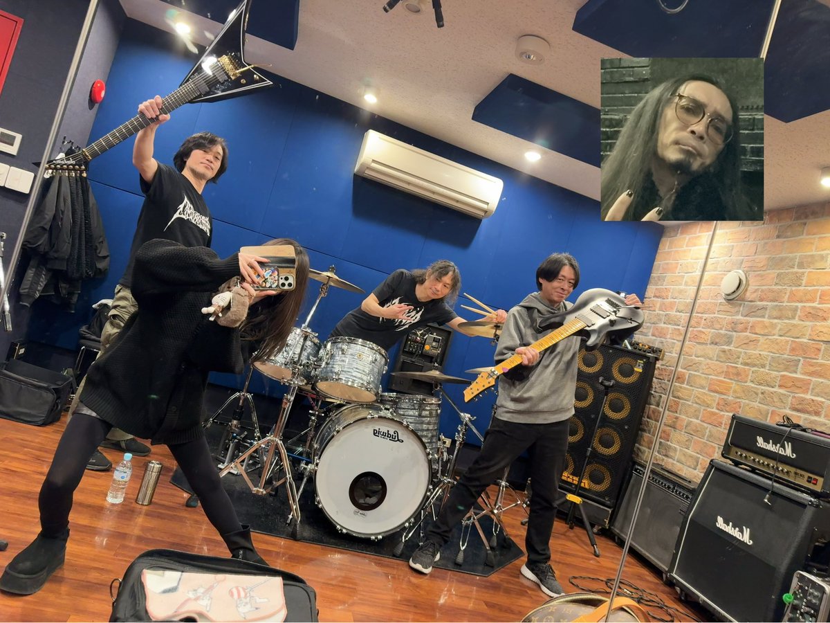 35left's tweet image. 昨夜はリンガニ@linganihilation リハでした🦀(欠席1名)
LIVEに向けて色々固まってきてる！と思う！！
メンバーも含めみんなで楽しめるステージになればなぁと思っております🔥
1/31(土)はLinganihilationとBEREAVED、共によろしくお願いします🥰

…音源もたくさん聴いてね💓
youtu.be/ypM1dZOdH1I