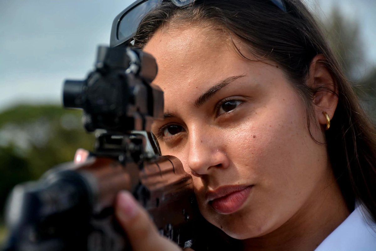 CentralEjercito's tweet image. 👊🇨🇺 #100AñosConFidel: "...en cualquier circunstancia estaremos siempre preparados para la guerra de todo el pueblo y para defender hasta el último rincón de nuestro país, mientras haya un revolucionario y haya un arma con qué defenderla…
#CubaEstáFirme  #FARCuba