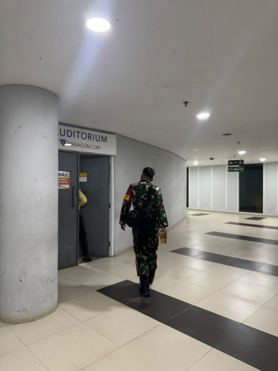 vitojordano's tweet image. WOI ngapain tentara ke grand closing pemira UI 😭