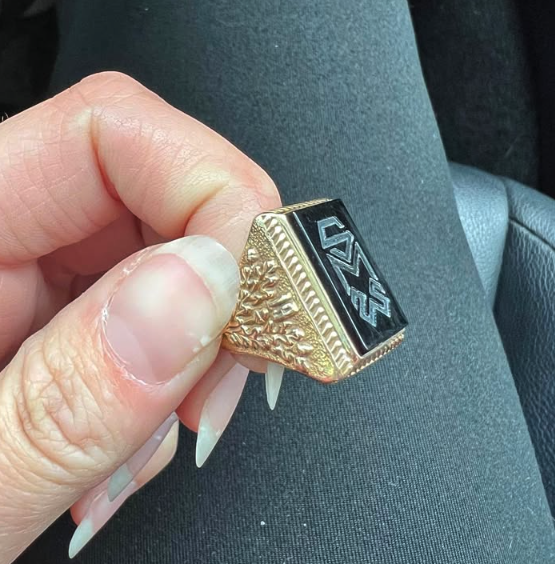 Who owns this ring?

It was found at a Meijer gas station in Avon, Indiana.

It is a class ring from St. Mary's of the Woods. The class year is 1945 and inscribed are the initials EMK.

Let's find the owner.

facebook.com/share/1KDFNHbj…

<a href="/93wibc/">93 WIBC Indianapolis</a>