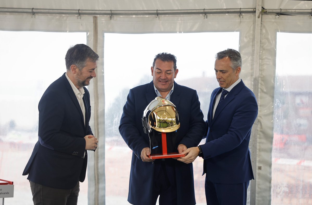 Arrancan las obras del parque de Bomberos de Villarejo de Salvanés. 

Muy pronto serán una realidad también lo nuevos parques de Loeches, Cobeña, Villanueva de la Cañada y Torrejón de Ardoz.

Una inversión de 27 millones de euros para que el 90 % de los madrileños tenga atención