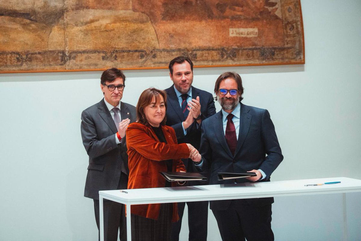 salvadorilla's tweet image. Amb el ministre de @transportesgob, @oscar_puente_, i Renfe, fem realitat la nova empresa mixta 'Rodalies de Catalunya'. La col·laboració entre administracions serà clau per resoldre Rodalies i assolir un bon traspàs per als usuaris, per als treballadors i per a Catalunya.