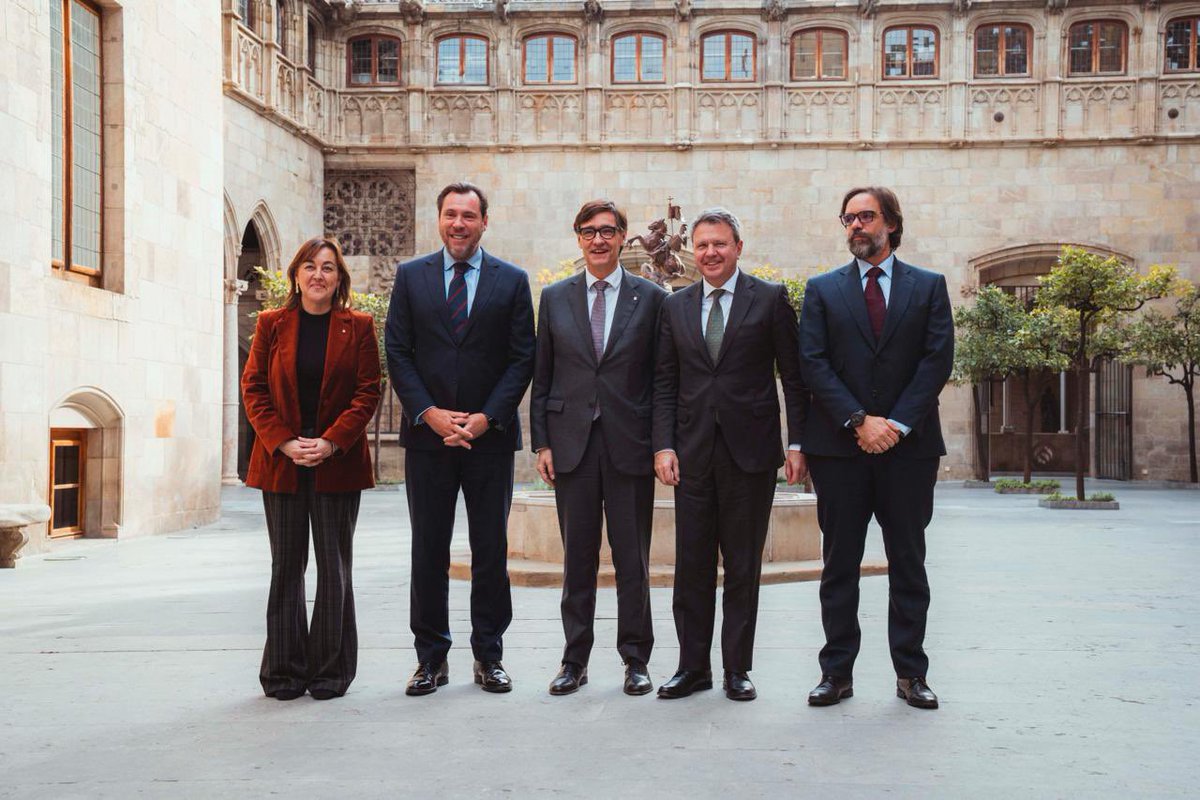 salvadorilla's tweet image. Amb el ministre de @transportesgob, @oscar_puente_, i Renfe, fem realitat la nova empresa mixta 'Rodalies de Catalunya'. La col·laboració entre administracions serà clau per resoldre Rodalies i assolir un bon traspàs per als usuaris, per als treballadors i per a Catalunya.