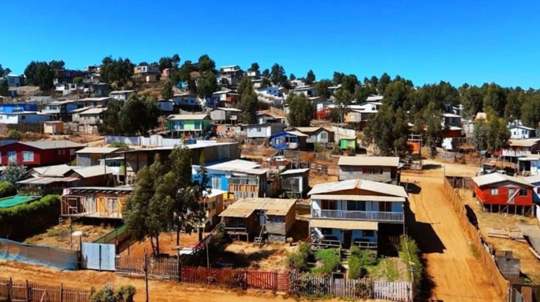 SON PUROS DELINCUENTES: La mitad de las casas en la toma de San Antonio están desocupadas o sólo tienen un residente gamba.cl/2025/12/toma-d…
