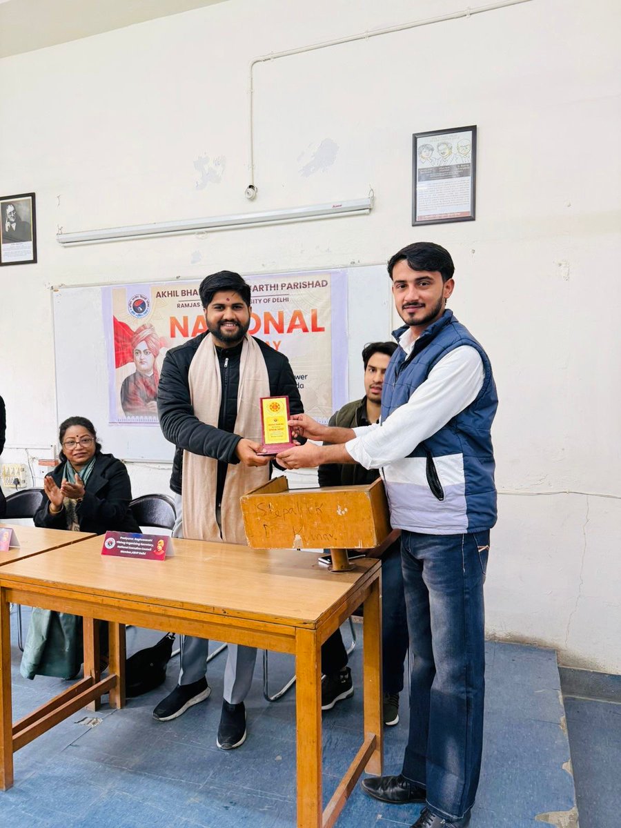 ABVPDelhi's tweet photo. आज राष्ट्रीय युवा दिवस के अवसर पर उत्तरी विभाग की रामजस महाविद्यालय इकाई द्वारा स्वामी विवेकानंद जयंती के उपलक्ष्य में एक संगोष्ठी का आयोजन किया गया। कार्यक्रम में मुख्य अतिथि के रूप में प्रा. मनु कटारिया (अखिल भारतीय छात्रा कार्य प्रमुख) एवं श्री प्रद्युम्न रघुवंशी जी (उत्तरी विभाग संगठन मंत्री, दिल्ली) का प्रवास रहा।

#NationalYouthDay