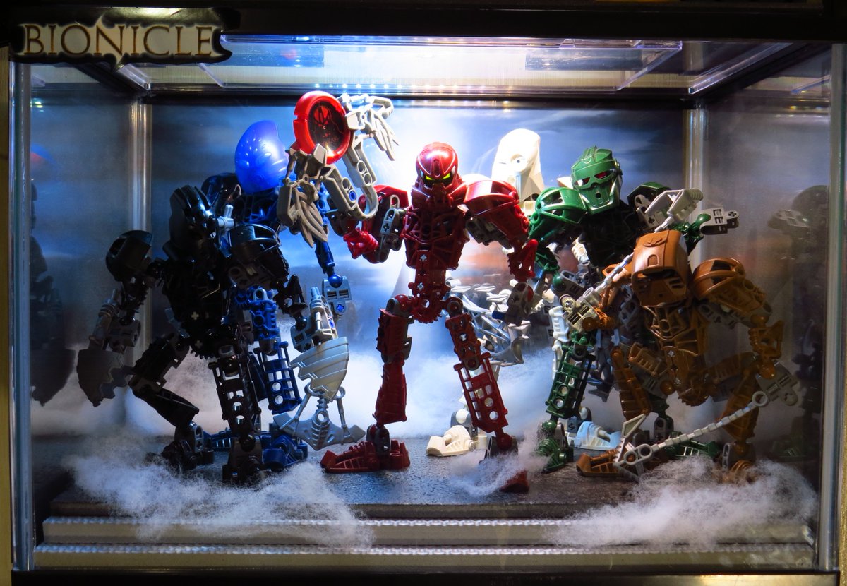 MOCはいっぺえ見てもらえたしここは巣に飾ってあるディスプレイの自慢でもするか凹凸
マーリ・初代・メトロです

#バイオニクル