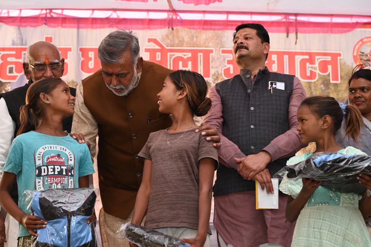 नरसिंहपुर जिले की सांस्कृतिक एवं आर्थिक वैभव की विरासत “वरमान मेला “ का उद्घाटन कर गौरवान्वित हूँ ।भगवान ब्रम्हा की तपोभूमि,गोंडवाना एवं पेशवाकालीन मंदिरों की पुण्य भूमि स्वच्छता का उदाहरण बन प्रस्तुत हुई है ।मैने ४० वर्षों में पहली बार ऐसी स्वच्छता देखी है ।आज सफ़ाई