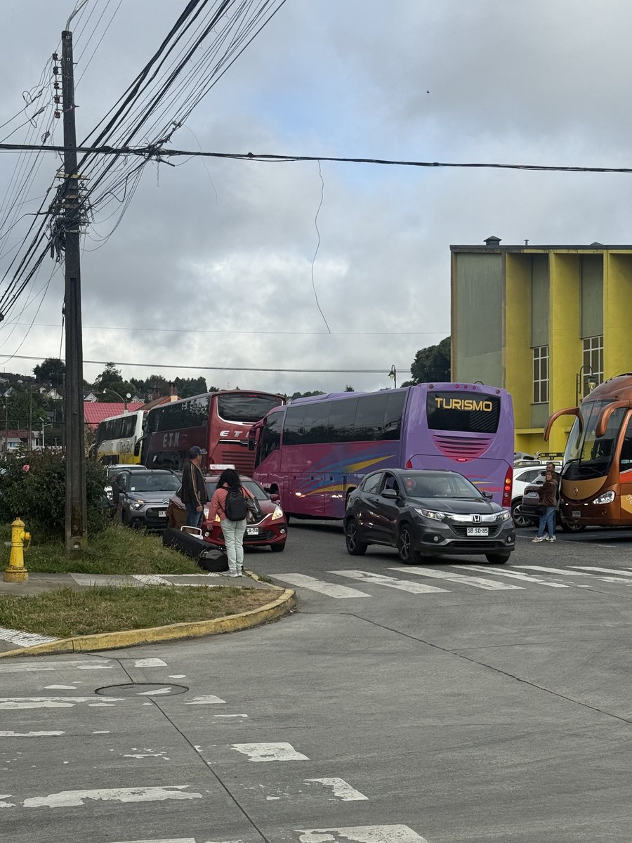 Puerto Varas  ya colapsó sin un terminal de buses, las autoridades sólo con muchas ideas y nada concreto muy poca gestión. Y esto pasa la cuenta un años más perdido para la comuna ⁦<a href="/muniptovaras/">Municipio Puerto Varas</a>⁩ ⁦<a href="/GobiernodeChile/">Gobierno de Chile</a>⁩ ⁦<a href="/ellanquihuecl/">diariollanquihue.cl</a>⁩