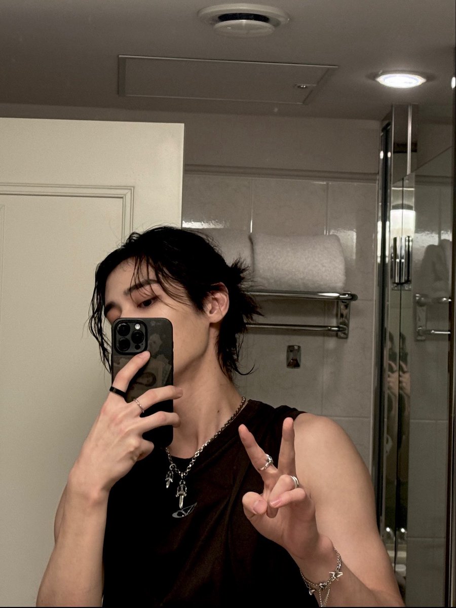 leeahankim's tweet image. Since that's kinda rare moment for me to free my arms, I took two pictures of them to keep this memory in my phone! (2026 I think I would become stronger, you definitely would believe that after take a look of these!)