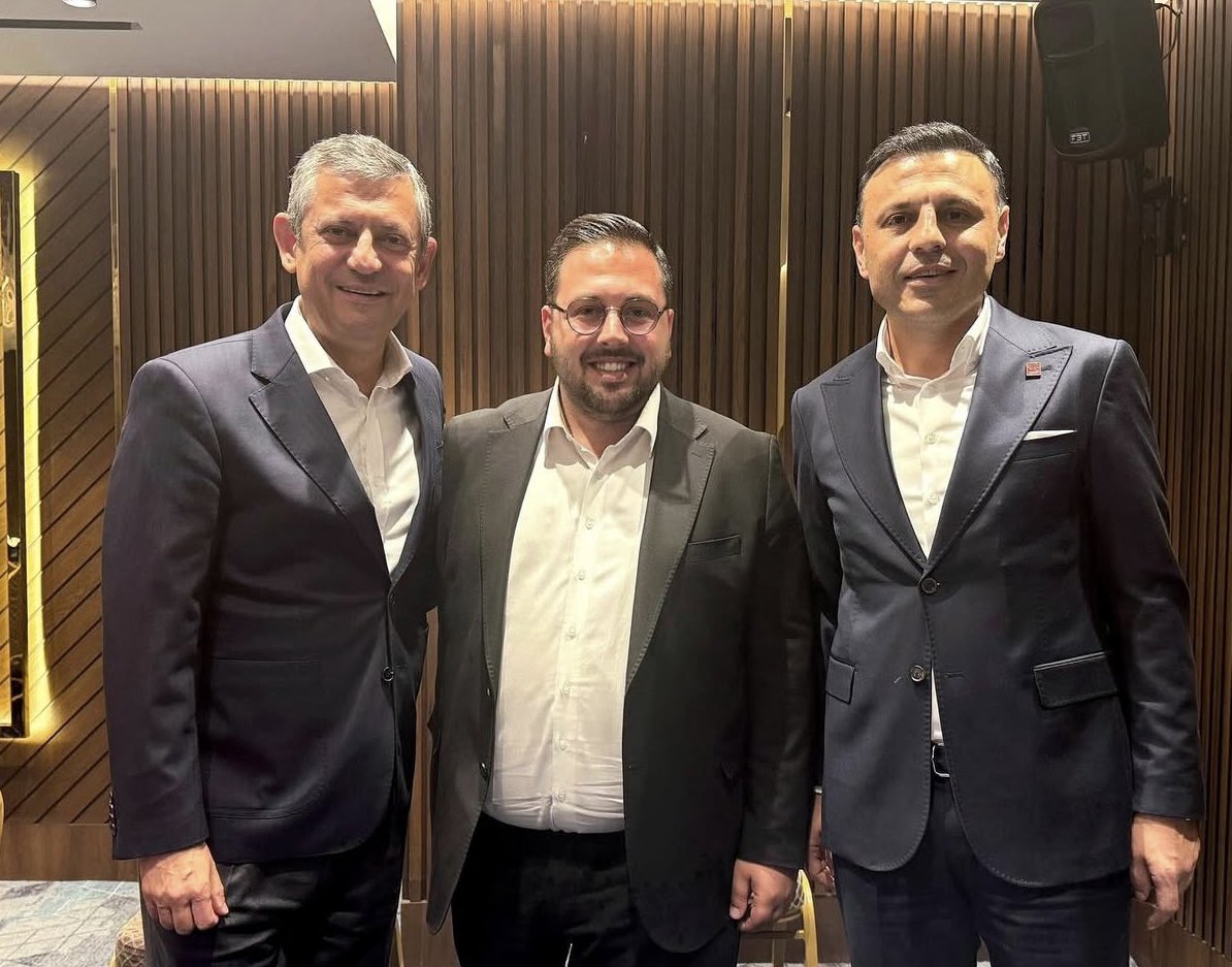 💥ATM ELEMANI ÖZEL KALEM MÜDÜRÜ💥

📌Resimde gördüğümüz arkadaş ŞEFİK DURU kendisi sözde İl Başkanı Özgür Çelik’in Özel Kalem Müdürü.

📌Peki bu arkadaşın 2 yıldır maaşını kim ödüyor biliyor musunuz ? 

📌Tabi ki BEŞİKTAŞ BELEDİYESİ ❗️

📌Şaşırdık mı tabi ki HAYIR😊