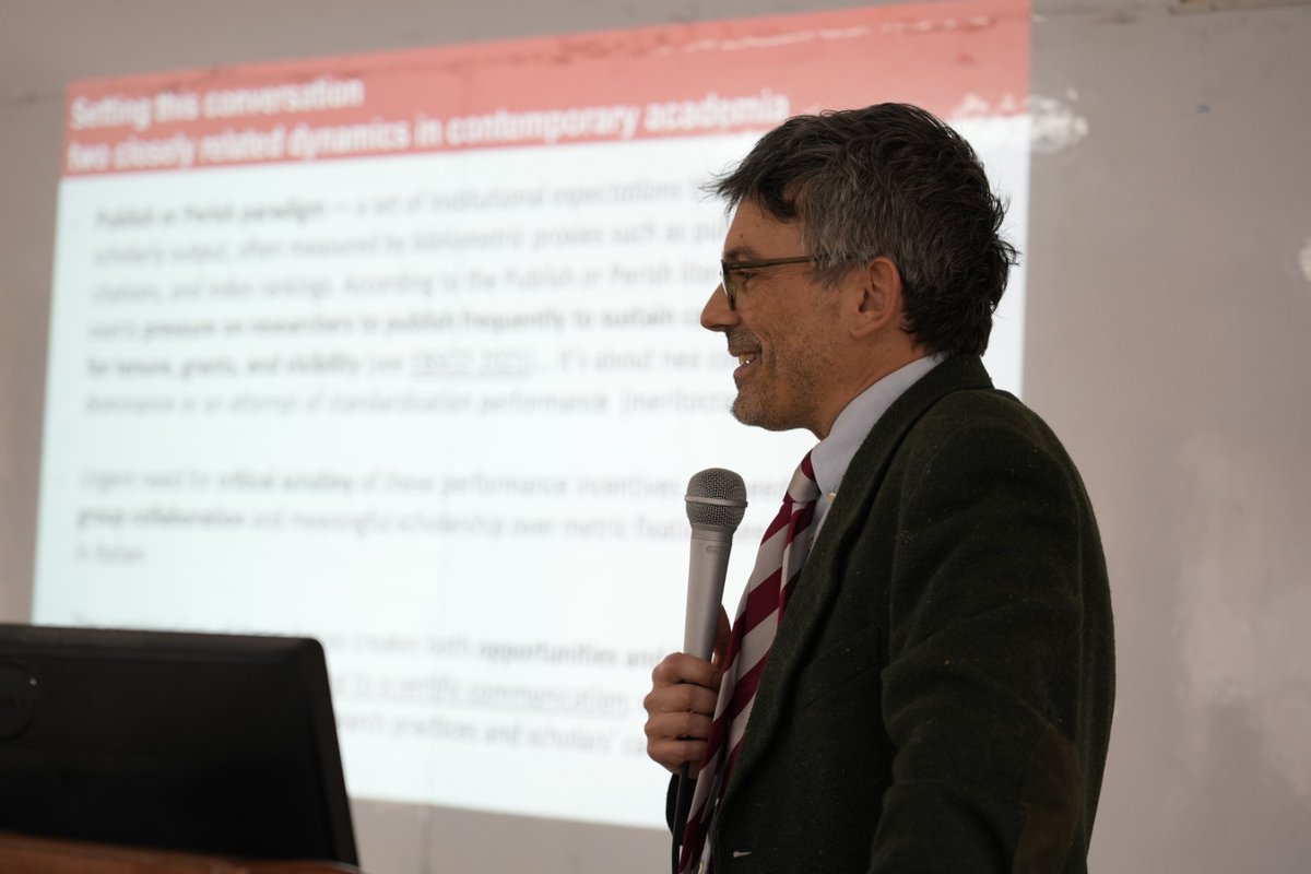 InstituteForSo6's tweet photo. Prof. Alberto Lanzavecchia is live — turning writing hurdles into stepping stones for powerful publications. ✍🏽  
“Every obstacle in writing is a hidden invitation to sharpen your voice.”  @TangazaUni @Università degli Studi di Padova @@Human Rights Centre - University of Padova
#ResearchUnlocked #WritingWithoutWalls #ProfLanzavecchia