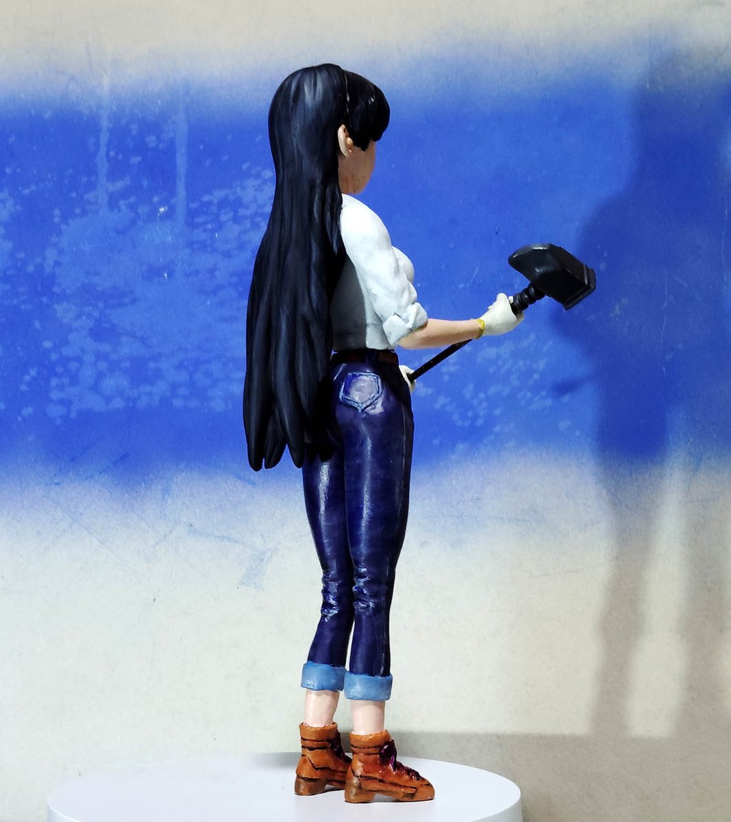 髪は暗いグレー→谷を黒で→ハイライトを青みがあるグレーで。ここはすこし光沢を出したいです。逆にジーンズの光沢は消さないと。　
顔はこれからです。

#瑠璃の宝石　#スカルピー安くしろ