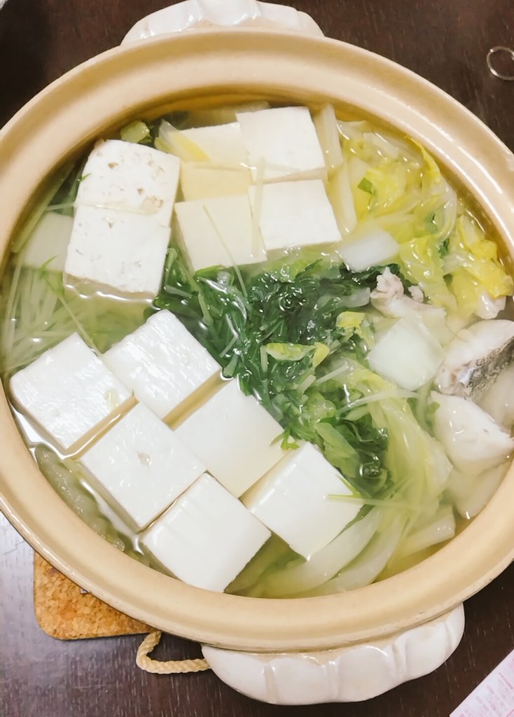 湯豆腐っぽい鍋🍲木綿と絹と2種類の豆腐とタラちゃん入り。美味しーね🤤