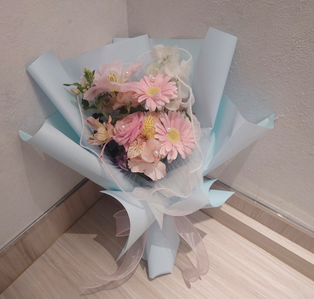 皆様、みーぽん生誕祭のご協力ありがとうございました。
フラスタは都合上、あのんちゃんの生誕と合同にさせていただきました。

色々な界隈からカンパ、メセカが集まったのもみーぽんの人柄かなと思います。
衣装も3着、クイズもあるしみーぽんらしい楽しい生誕祭でした。
ありがとうございました。