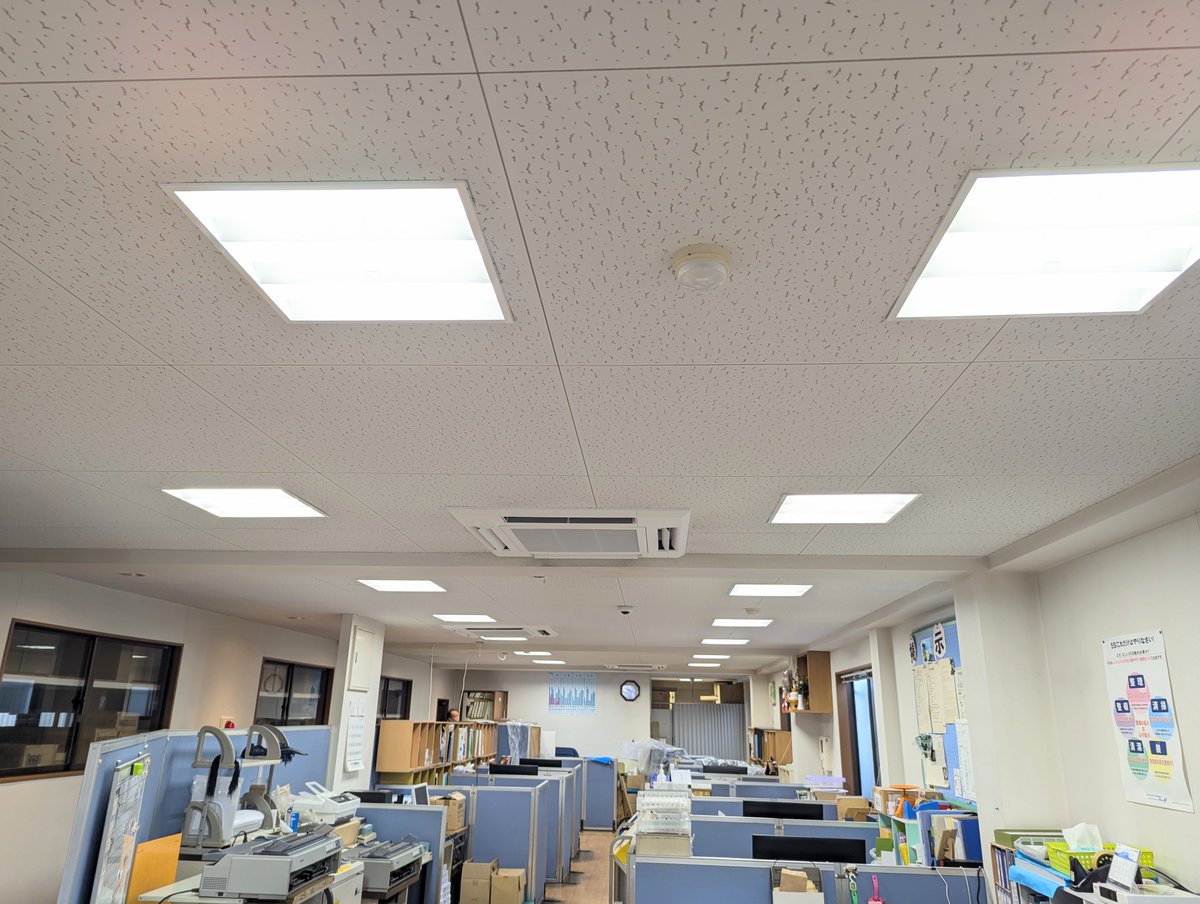 techabe's tweet image. Blog更新「事務所照明の消費電力を64%削減するLED化取替工事」→ 140Wから50Wで90W減、約64%もの消費電力削減になります。20台あるので1,800Wの削減は大きいですね。
techabe.blogspot.com/2026/01/64led.…
　
#LED照明 #第一種電気工事士 #愛媛県 #松山市