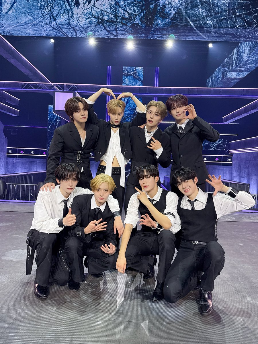 ALD1_official's tweet image. ALPHA DRIVE ONE DEBUT SHOW [THE FIRST ALARM]

#ALPHADRIVEONE #ALD1 
#알파드라이브원 
#EUPHORIA #ALPHADRIVEONE_EUPHORIA
#FREAK_ALARM